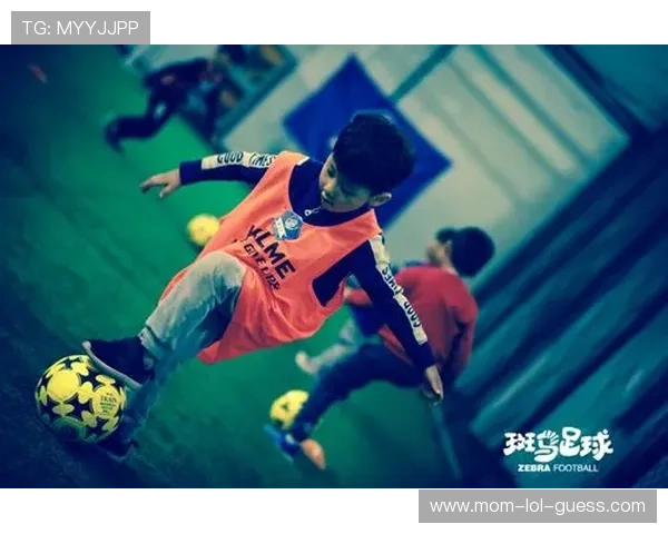 速写足球明星：从绿茵场上的技术大神到场外的魅力人生